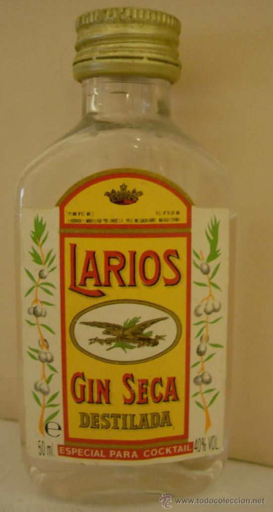 Sammlung von Weinen und Lik&ouml;ren: BOTELLIN DE VINO DE GINEBRA SECA LARIOS. DESTILERIAS LARIOS. MALAGA, ESPA&Ntilde;A.