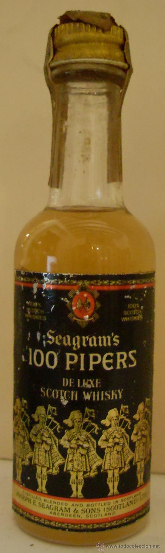 Sammlung von Weinen und Lik&ouml;ren: BOTELLIN DE WHISKY ESCOCES 100 PIPERS. DESTILERIAS JOSEPH E. SEAGRAM & SONS LTD. ABERDEEN, ESCOCIA.