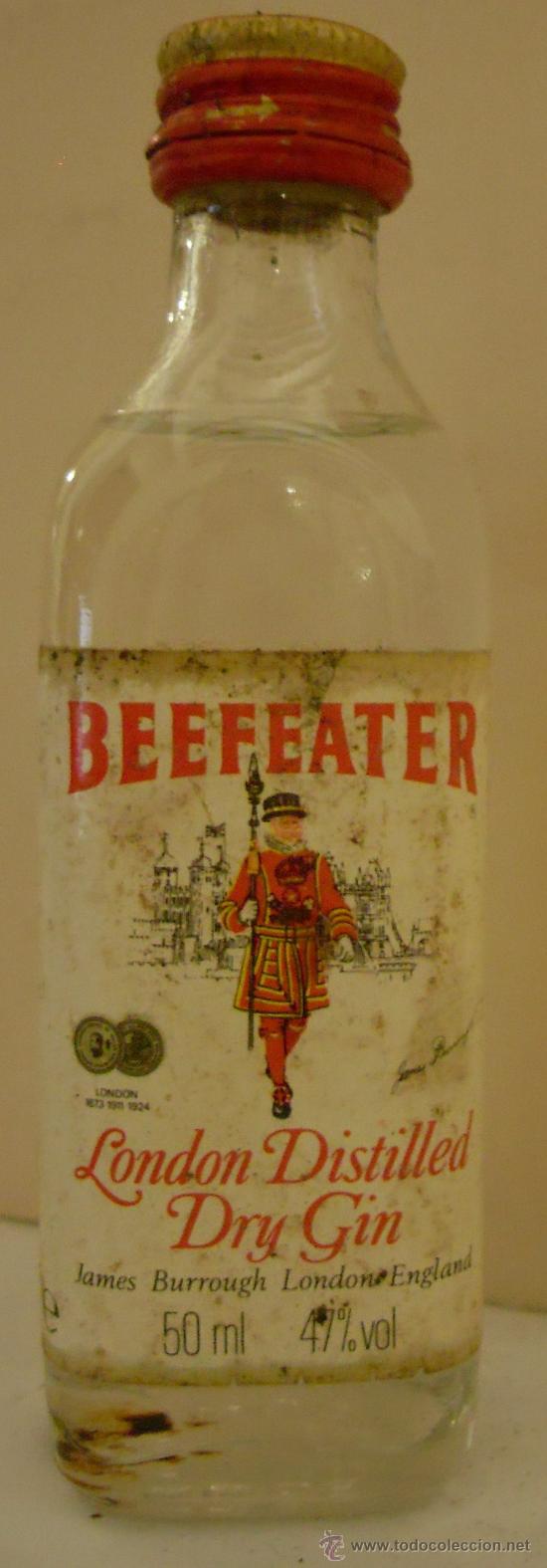 Sammlung von Weinen und Lik&ouml;ren: BOTELLIN DE GINEBRA BEEFETER. DESTILERIAS JAMES BURROUGH. LONDRES, INGLATERRA.