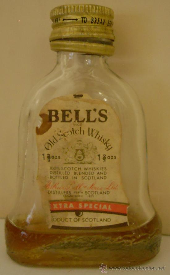 Sammlung von Weinen und Lik&ouml;ren: BOTELLIN DE WHISKY ESCOCES BELL&acute;S. DESTILERIAS ARTHUR BELL & SONS LTD. ESCOCIA.