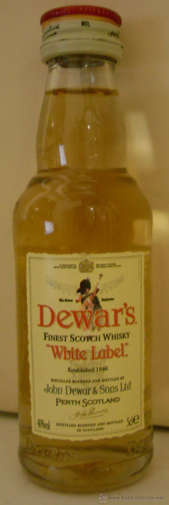 Sammlung von Weinen und Lik&ouml;ren: BOTELLIN DE WHISKY ESCOCES WHITE LABEL. DESTILERIAS JOHN DEWARD & SONS LTD. PERTH, ESCOCIA.