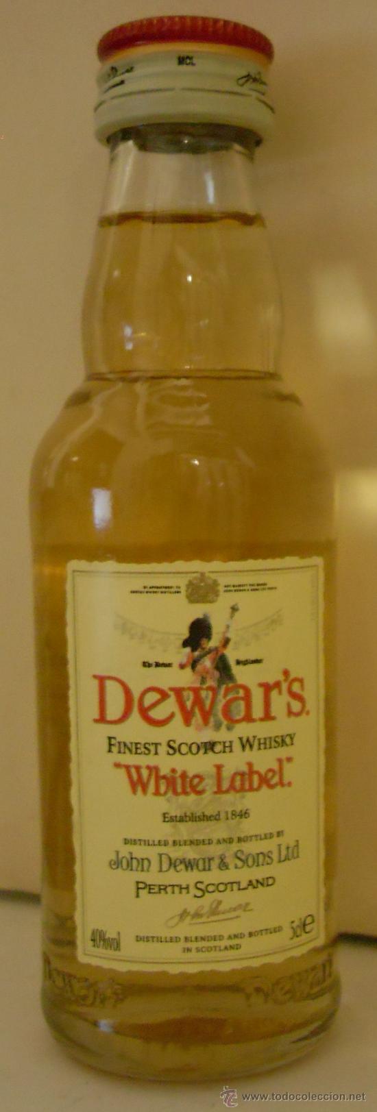 Sammlung von Weinen und Lik&ouml;ren: BOTELLIN DE WHISKY ESCOCES WHITE LABEL. DESTILERIAS JOHN DEWAR & SONS LTD. PERTH, ESCOCIA.