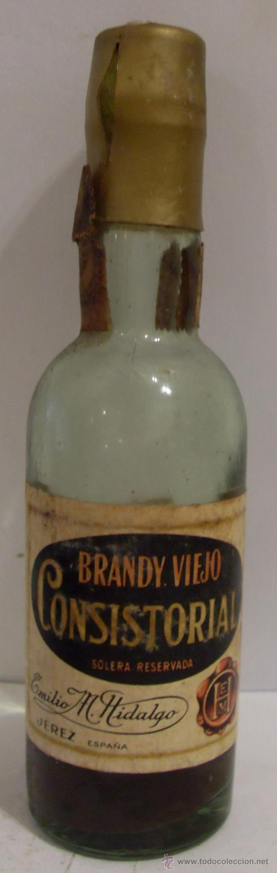 Sammlung von Weinen und Lik&ouml;ren: BOTELLIN DE BRANDY DE JEREZ VIEJO CONSISTORIAL. BODEGAS EMILIO M. HIDALGO. JEREZ DE LA FRA, CADIZ.