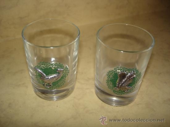 Collection of wines and liquors: 2 VASOS PARA CHUPITOS CON AVES EN RELIEVE