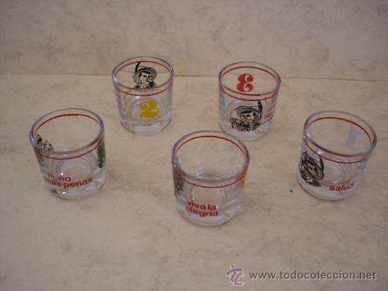 Collection of wines and liquors: CUATRO VASITOS PARA CHUPITO SERIGRAFIADOS CON IMAGEN, NUMERO Y FRASE