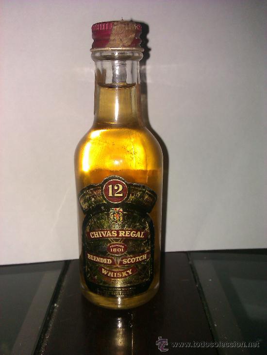 Sammlung von Weinen und Lik&ouml;ren: BOTELLIN CHIVAS REGAL. BLENDED SCOTCH WHISKY. 12 YEARS OLD. SCOTLAND.