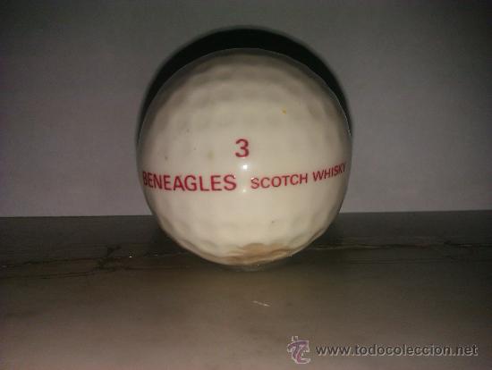 Sammlung von Weinen und Lik&ouml;ren: BOTELLIN DE SCOTCH WHISKY. BENEAGLES. CON FORMA DE PELOTA DE GOLF N&ordm; 3, PETER THOMSON&acute;S.