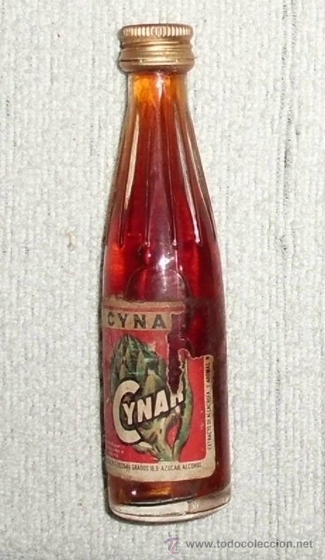 Coleccionismo de vinos y licores: BOTELLIN CYNAR. LICOR DE ALCACHOFAS    RF-2206