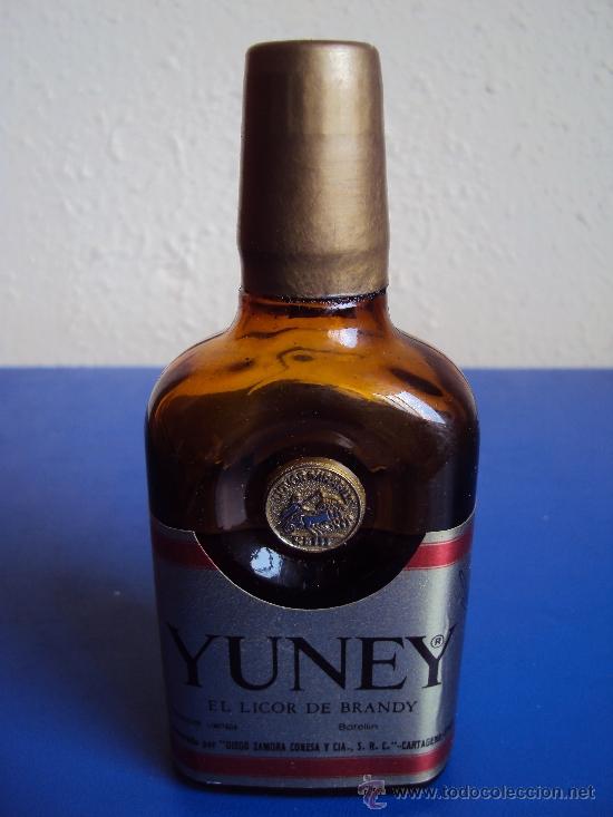 Coleccionismo de vinos y licores: (BOT-6)BOTELLIN ANTIGUO DE PETACA YUNEY LICOR DE BRANDY PRECINTO 50 CTS.(SIN ABRIR)