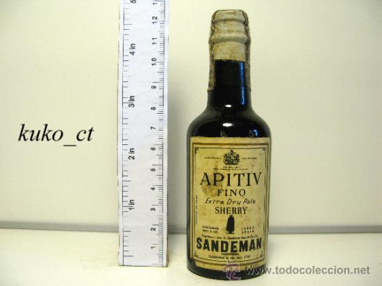 Collection of wines and liquors: BOTELLITA BOTELLIN APITIV FINO EXTRA DRY PALE SHERRY SANDEMAN DESTILERIAS SANDEMAN