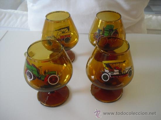 Coleccionismo de vinos y licores: 4 antiguas copas de cristal de color ambar de Brandy, co&ntilde;ac,con coches antiguos impresos en la copa
