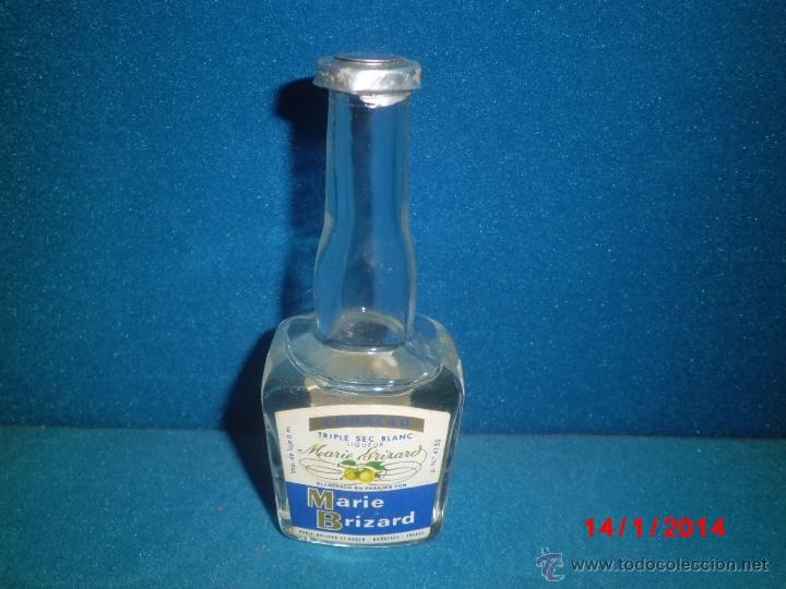 Coleccionismo de vinos y licores: BOTELLIN DE LICOR DE CURACAO TRIPLE SEC BLANC DE MARIE BRIZARD CON SELLO DE PAGO DE IMPUESTOS POR 4