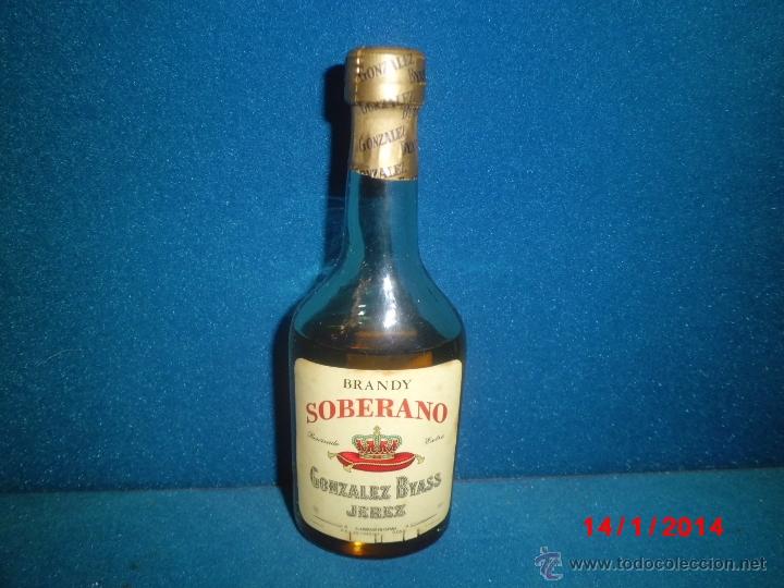 Coleccionismo de vinos y licores: BOTELLIN DE LICOR BRANDY SOBERANO DE JEREZ CON SELLO DE PAGO DE IMPUESTOS