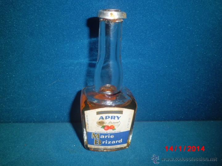 Coleccionismo de vinos y licores: BOTELLIN DE LICOR APRICOT BRNADY DE MARIE BRIZARD CON SELLO DE PAGO DE IMPUESTOS