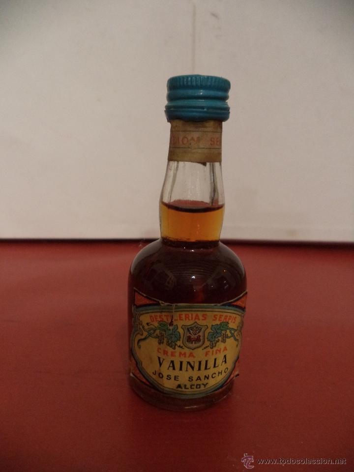 Collection of wines and liquors: BOTELLIN DE CREMA FINA VANILLA JOSE SANCHO. DESTILERIAS SERPIS. ALCOY.