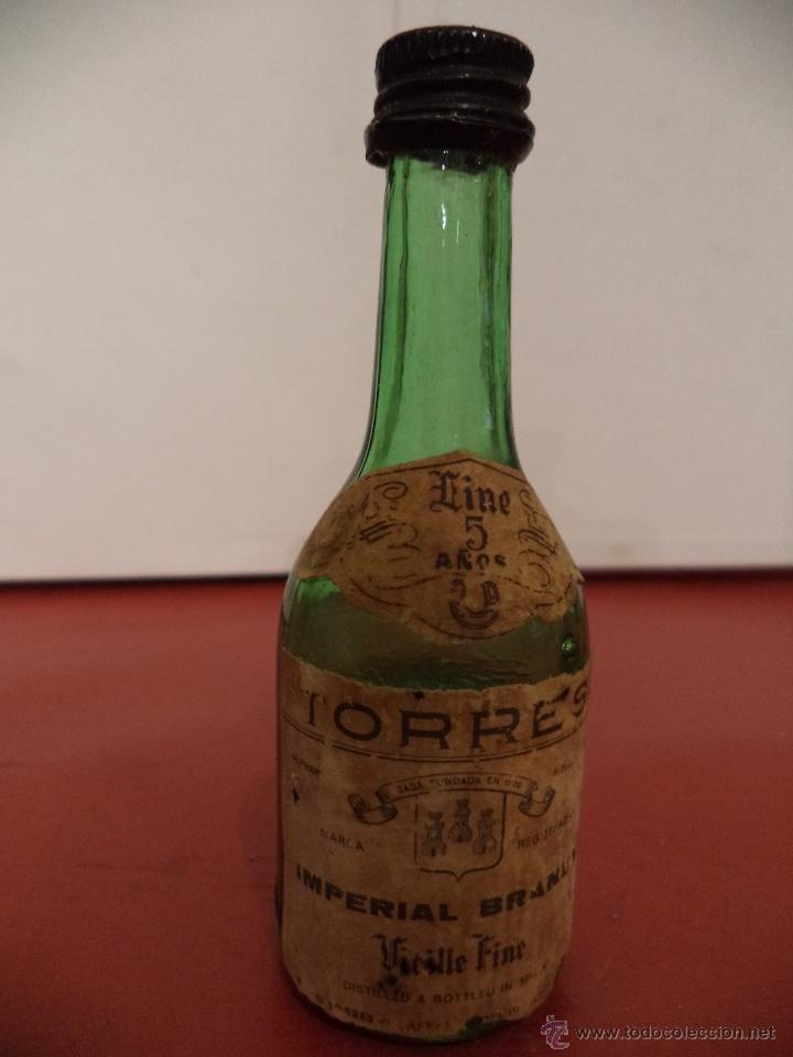 Colecionismo de vinhos e licores: BOTELLIN DE BRANDY IMPERIAL GRAN RESERVA TORRES. BODEGAS TORRES 5 A&Ntilde;OS. ESPA&Ntilde;A.