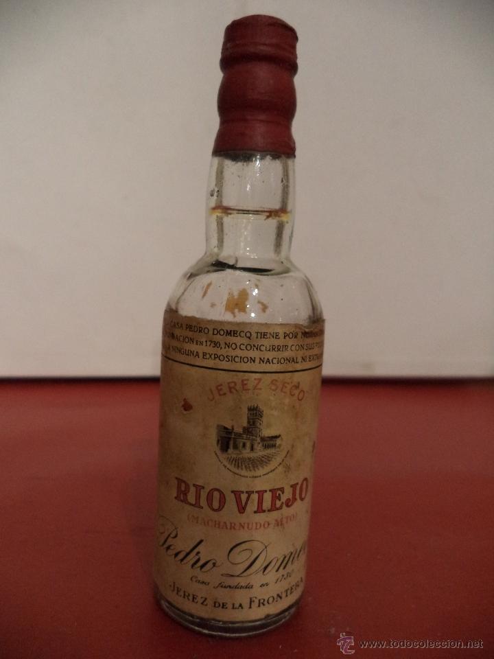 Coleccionismo de vinos y licores: BOTELLIN DE VINO JEREZ SECO RIO VIEJO. BODEGAS PEDRO DOMECQ. JEREZ DE LA FRONTERA.