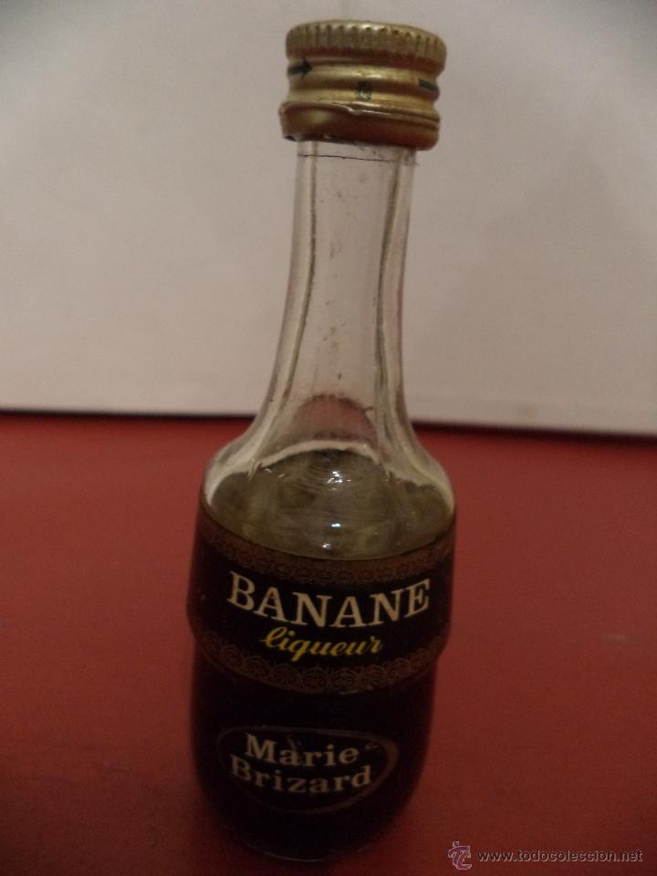 Coleccionismo de vinos y licores: BOTELLIN DE LIQUEUR BANANE. MARIE BRIZARD ET ROGER EN VILLABONA - CIZUEQUIL.