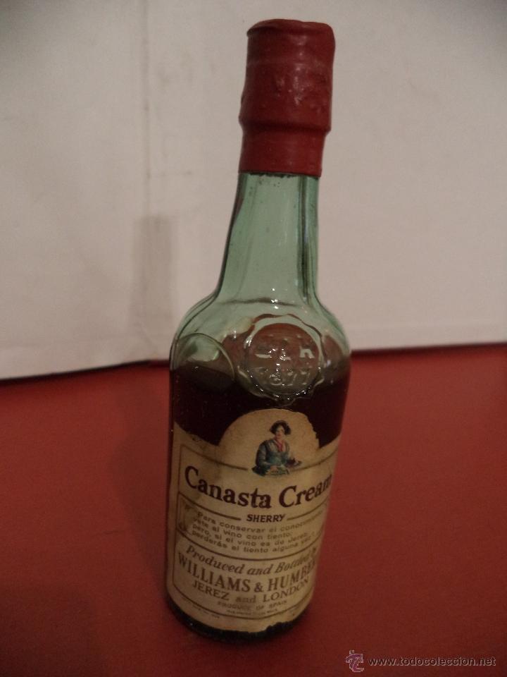 Coleccionismo de vinos y licores: BOTELLIN DE CANASTA CREAM. SHERRY. WILLIAMS & HUMBERT. JEREZ AND LONDON.