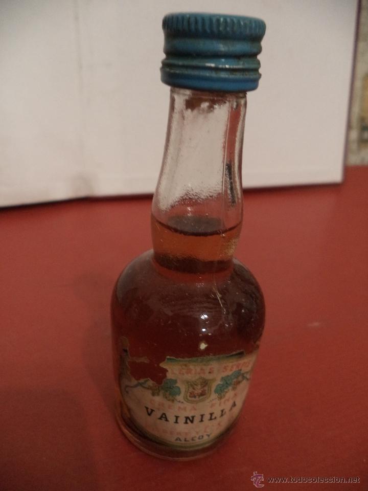 Coleccionismo de vinos y licores: BOTELLIN DE CREMA FINAVANILLA. GISBERT Y C&ordm;., S. L. DESTILER&Iacute;AS SERPIS. ALCOY.