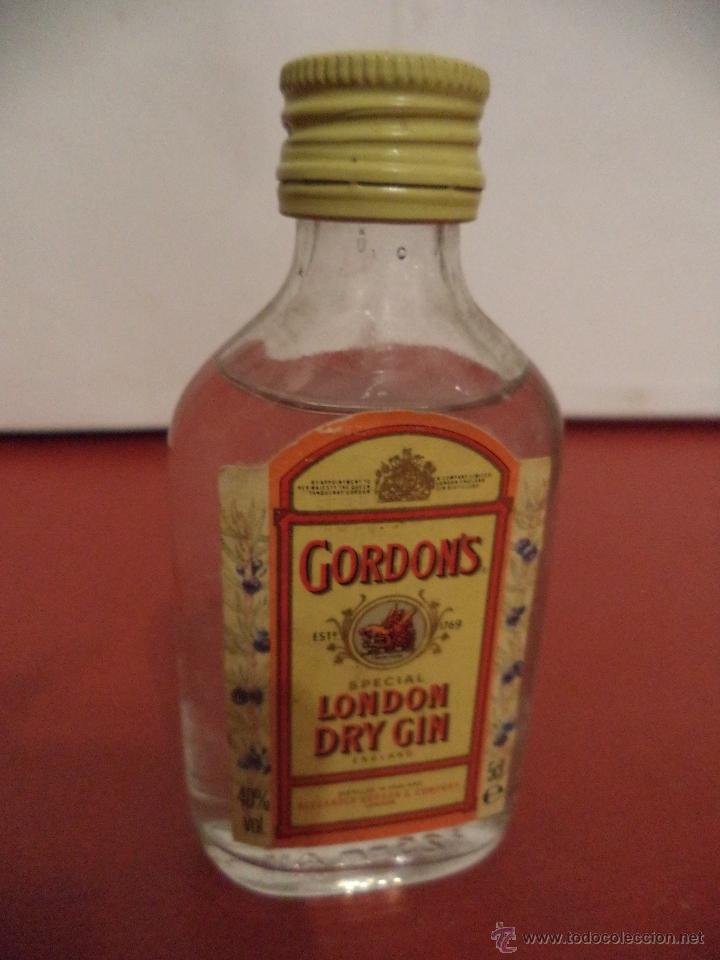 Coleccionismo de vinos y licores: BOTELLIN DE WHISKY GORDON'S. LONDON DRY GIN. DESTILER&Iacute;AS ALEXANDER GORDON & Ci&ordf;. LONDRES.