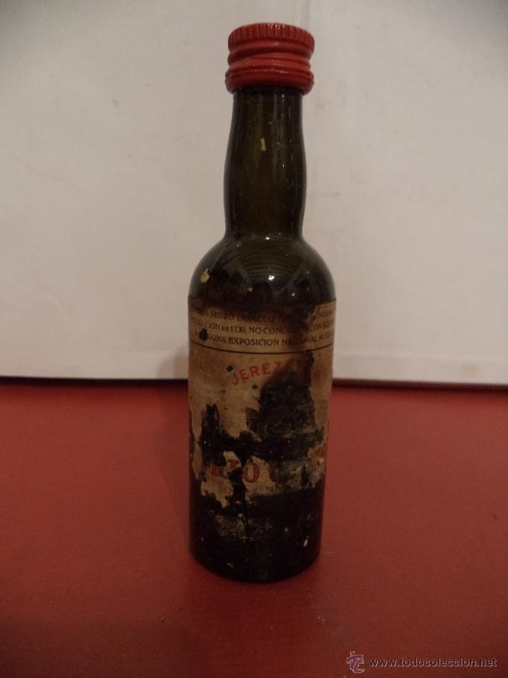 Collection of wines and liquors: BOTELLIN DE VINO DE JEREZ SECO. R&Iacute;O VIEJO. PEDRO DOMECQ. JEREZ.