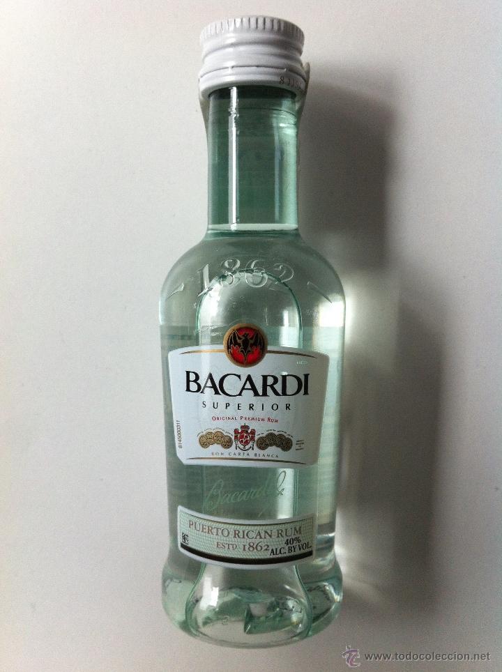 Coleccionismo de vinos y licores: BOTELLA MINIATURA RON BACARDI. 50 ML LLENA Y PRECINTADA