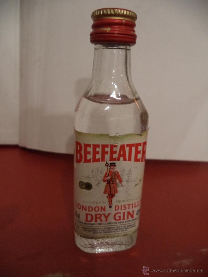 Coleccionismo de vinos y licores: BOTELLIN DE GINEBRA BEEFEATER. DRY GIN. JAMES BURROUGH LONDON. IMPORTADO POR PEDRO DOMECQ. JEREZ.