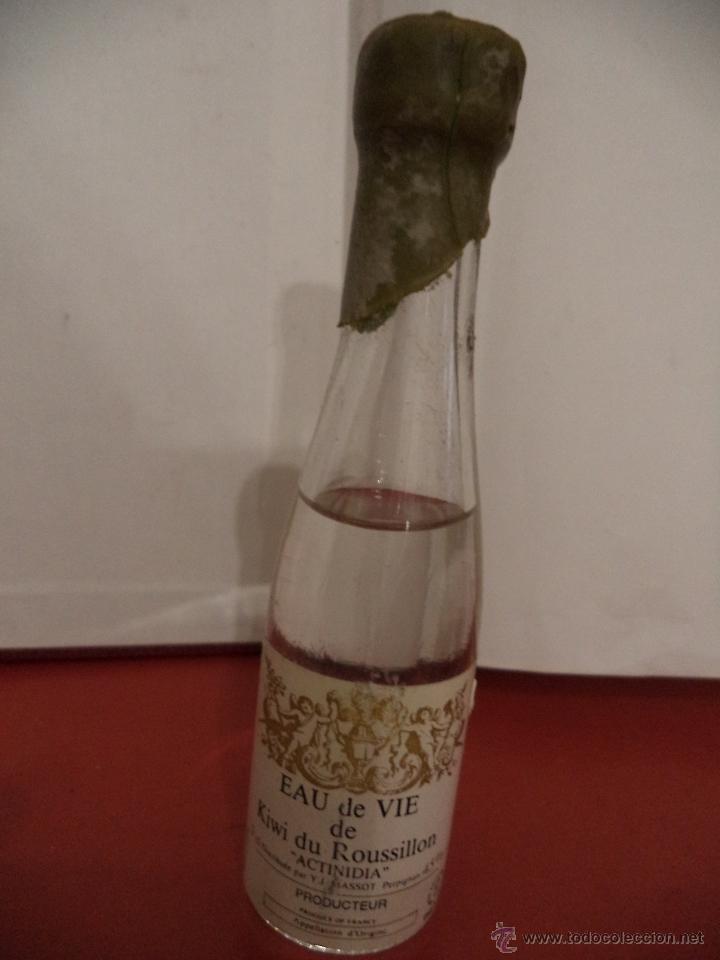 Collection of wines and liquors: BOTELLIN DE EAU DE VIE DE KIWI DU ROUSSILLON ACTINIDIA. Y. J. MASSOT. PRODUCTO DE FRANCIA.