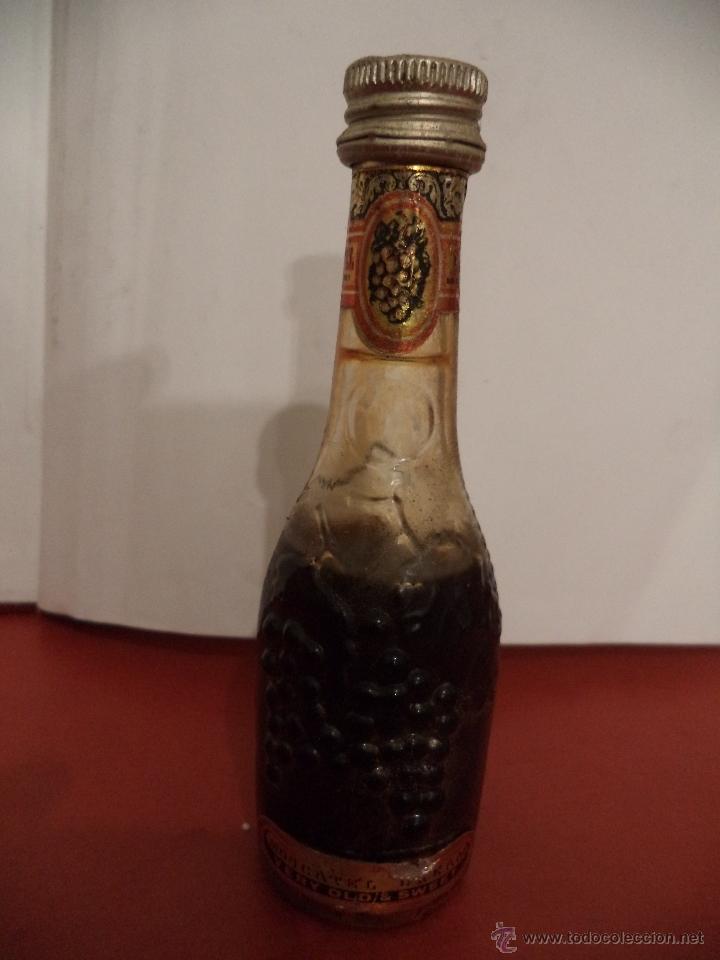 Collection of wines and liquors: BOTELLIN DE MOSCATEL CREAM, VERY OLD & SWEET. DESTILER&Iacute;AS MOREY. MALLORCA