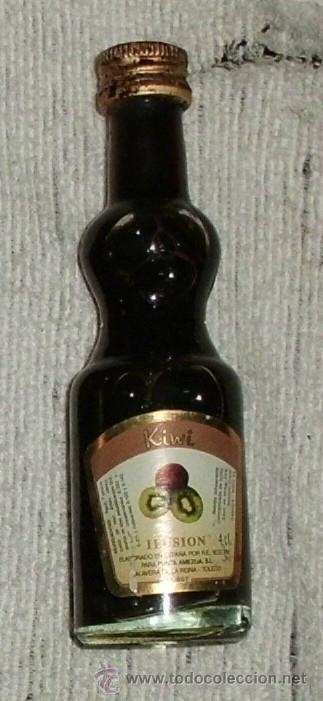 Coleccionismo de vinos y licores: BOTELLIN LICOR DE KIWI ILUSION. PUNTA AMEZUA S. L. TOLEDO   RF-3060