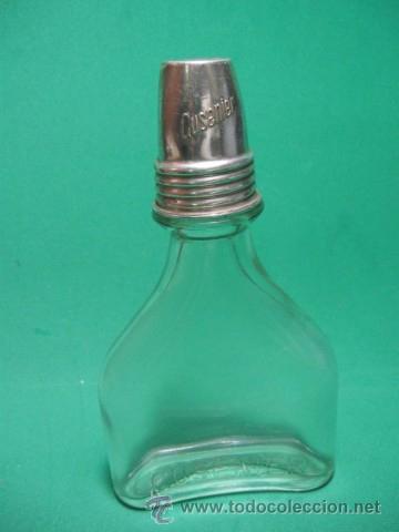 Coleccionismo de vinos y licores: ANTIGUA BOTELLA CON VASITO METALICO TIPO PETACA CRISTAL CURENIER, FRANCIA.