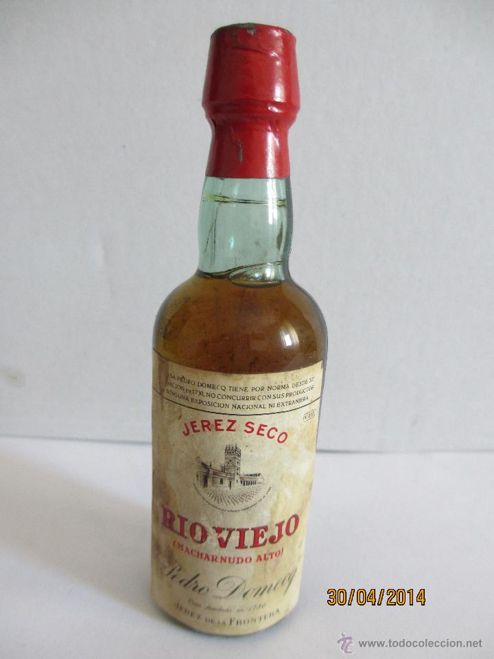Coleccionismo de vinos y licores: BOTELLIN DE VINO JEREZ SECO, RIO VIEJO (MACHARNUDO ALTO).PEDRO DOMECQ. JEREZ DE LA FRONTERA (ESPA&Ntilde;A)