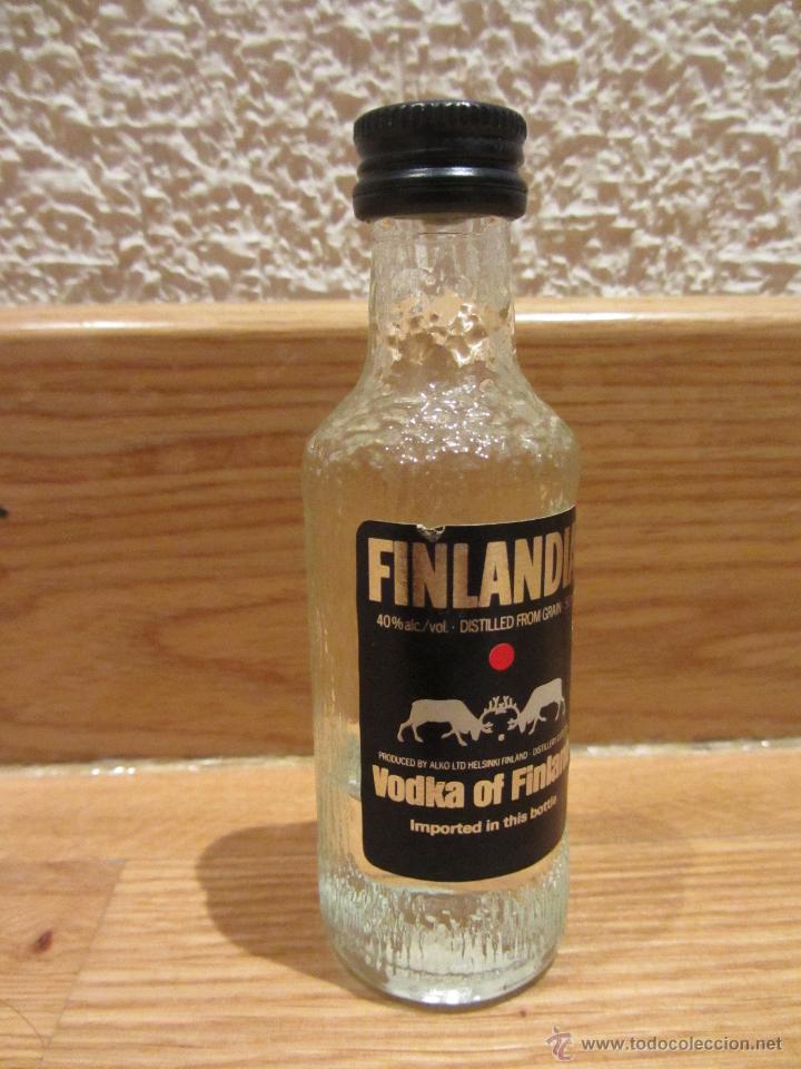 Colecionismo de vinhos e licores: Lote de 2 Botellita plastica y vidrio Vodka Finlandia. Botellin. MIniatura
