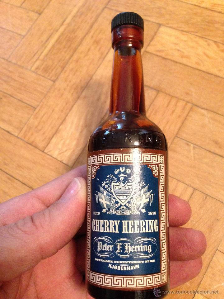 Collezionismo di vini e liquori: ANTIGUO BOTELLIN CHERRY HEERING KJOBENHAVN