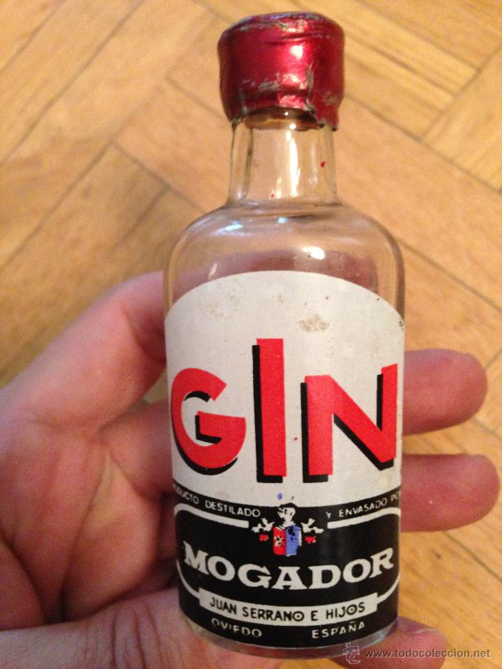 Coleccionismo de vinos y licores: Z ANTIGUO BOTELLIN GIN GINEBRA MOGADOR JUAN SERRANO E HIJOS