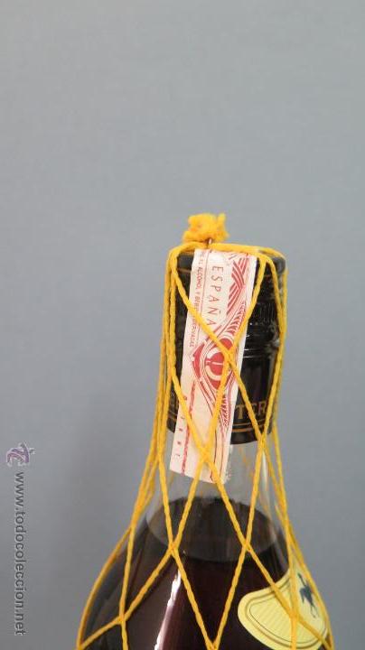 Coleccionismo de vinos y licores: BOTELLA TERRY CENTENARIO. SOLERA. SIN ABRIR. PRECINTO - Foto 2