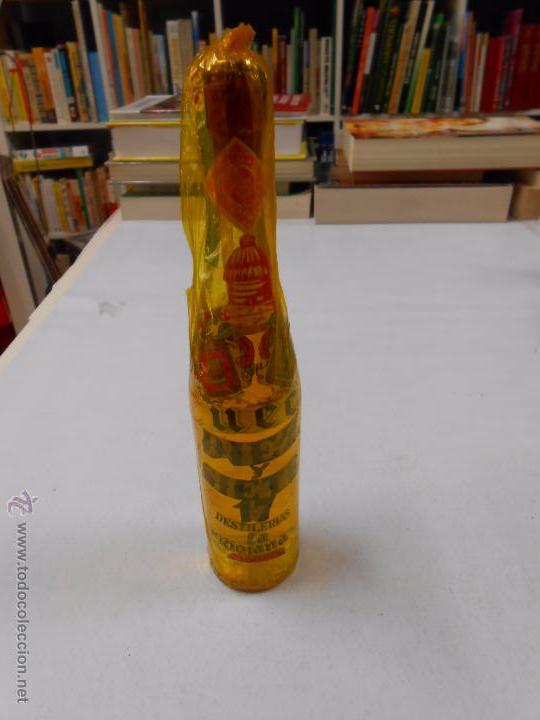 Collection of wines and liquors: BOTELLA ZUECO. DIEZ Y SIETE. 17. DESTILERIAS LA RIOJANA. LOGRO&Ntilde;O.