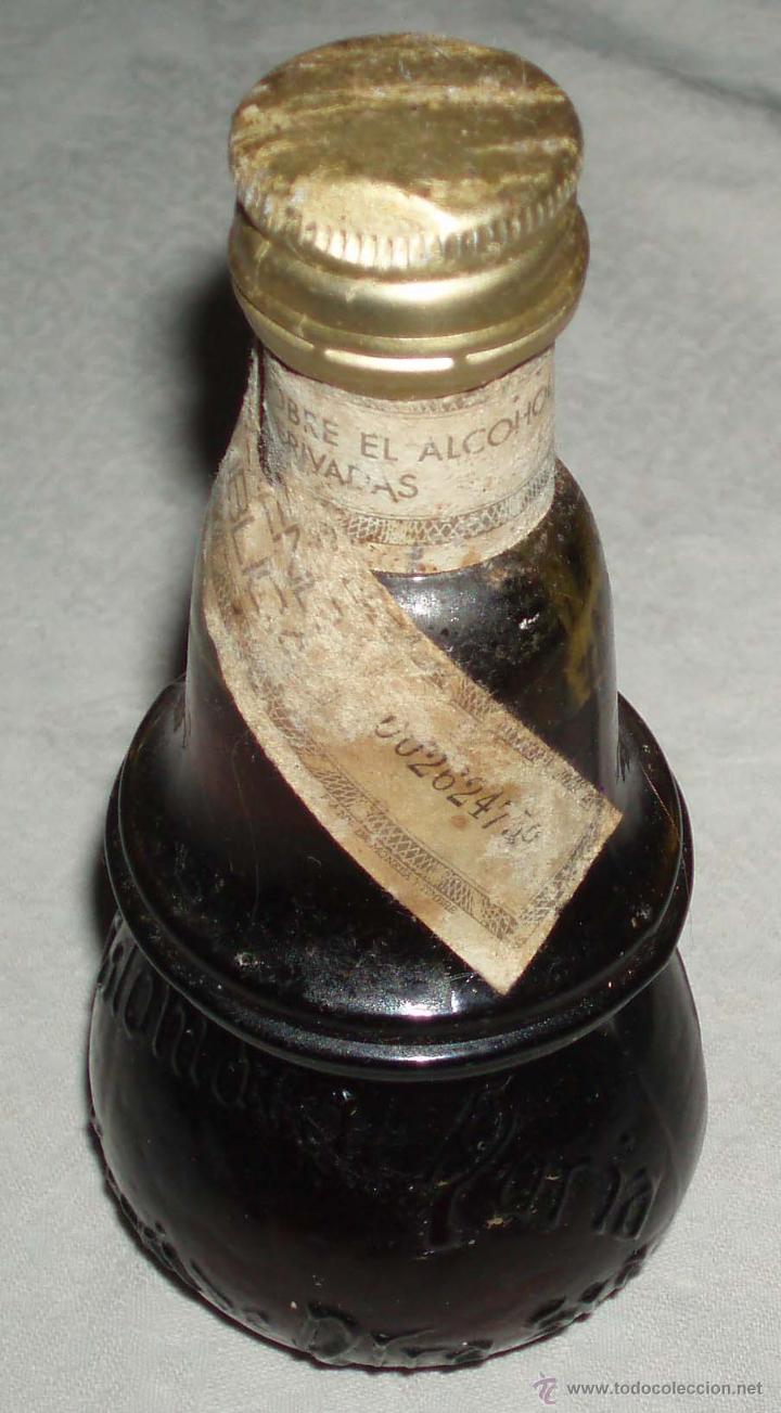 Sammlung von Weinen und Lik&ouml;ren: botella de cristal estomacal de nuria llena es de los a&ntilde;os 50