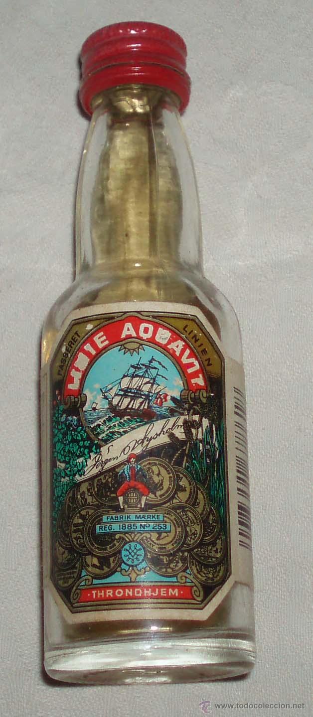 Coleccionismo de vinos y licores: mini botella de cristal de un licor noruego medio llena
