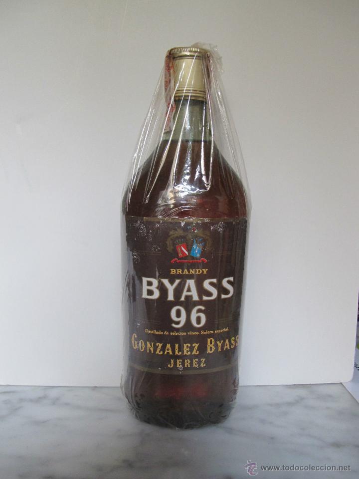 Coleccionismo de vinos y licores: BRANDY BYASS 96 (botella precinto 4 pesetas)