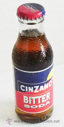 Coleccionismo de vinos y licores: ANTIGUA BOTELLITA DE CINZANO CON CHAPA - LLENA 10 CL - BITTER SODA - BOTELLA DE CRISTAL - DIF&Iacute;CIL