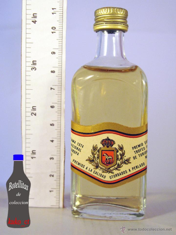 Coleccionismo de vinos y licores: BOTELLITA BOTELLIN DE VINO PERLADO BODEGAS BLAZQUEZ CEBREROS ETIQUETA DE PREMIOS