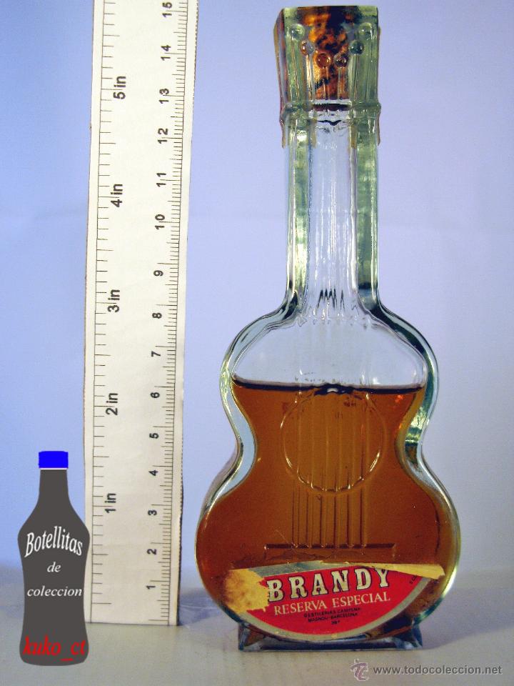 Coleccionismo de vinos y licores: BOTELLITA BOTELLIN FORMA GUITARRA BRANDY RESERVA ESPECIAL DESTILERIAS CAMPENY BARCELONA