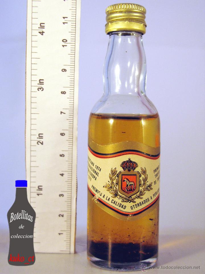 Coleccionismo de vinos y licores: BOTELLITA BOTELLIN DE VINO PERLADO BODEGAS BLAZQUEZ CEBREROS ETIQUETA DE PREMIOS