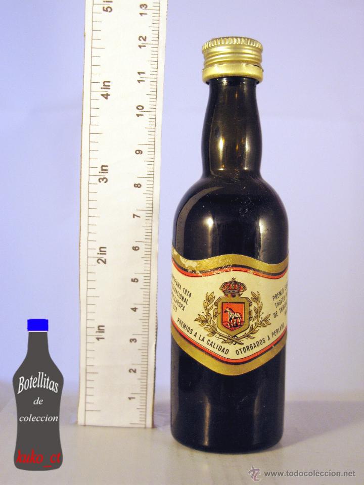Coleccionismo de vinos y licores: BOTELLITA BOTELLIN PETACA DE VINO BODEGAS BLAZQUEZ CEBREROS ETIQUETA DE PREMIOS
