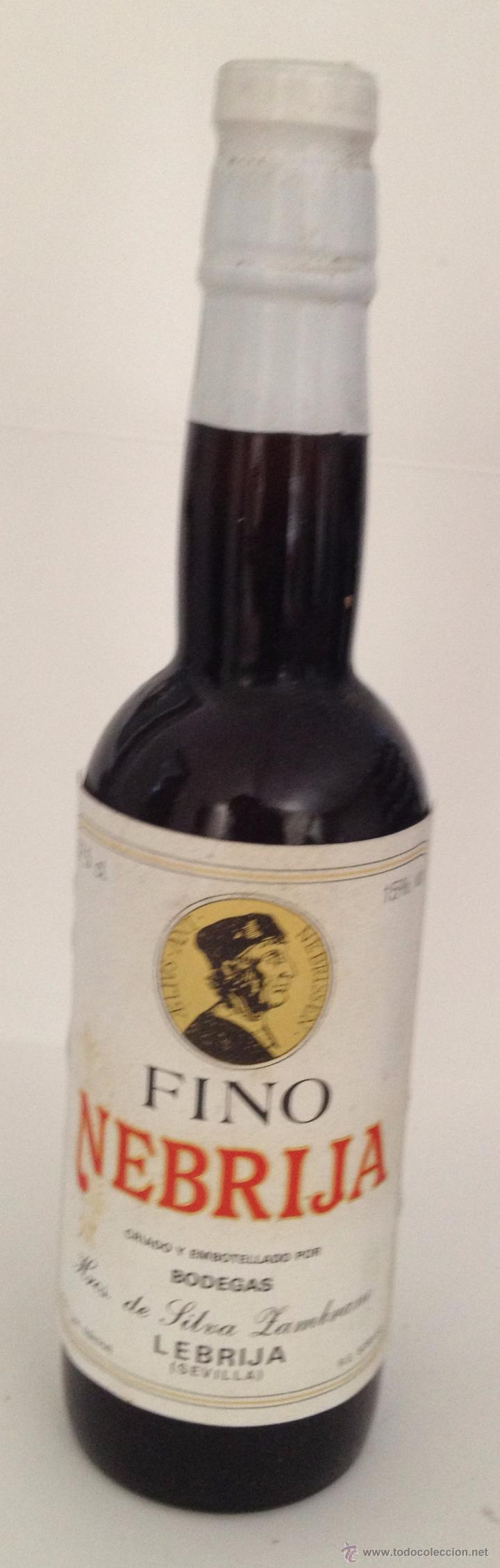 Coleccionismo de vinos y licores: BOTELLA DE FINO NEBRIJA. BODEGAS HNOS. DE SILVA ZAMBRANO. LEBRIJA. 25CM ALTO