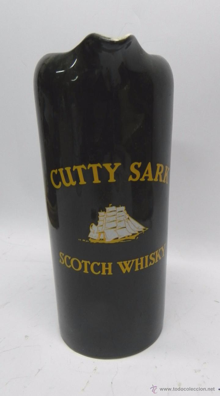 Collection of wines and liquors: JARRA DE PORCELANA CON PUBLICIDAD DE CUTTY SARK, SCOTCH WHISKY, FABRICADA POR WADEN, ENGLAND, MIDE 2