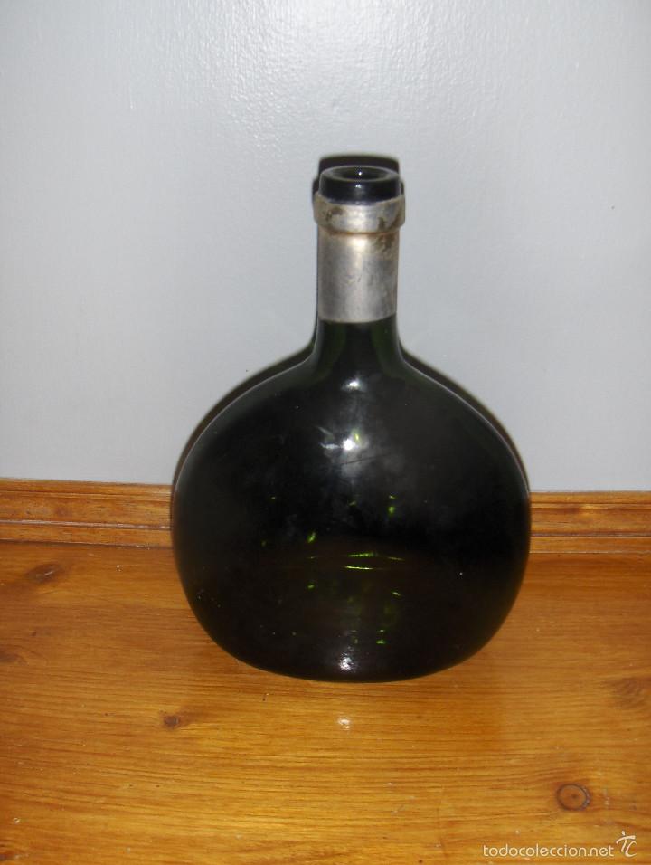 Sammlung von Weinen und Lik&ouml;ren: ANTIGUA BOTELLA DE LICOR, EN LA BASE PONE 132 F.