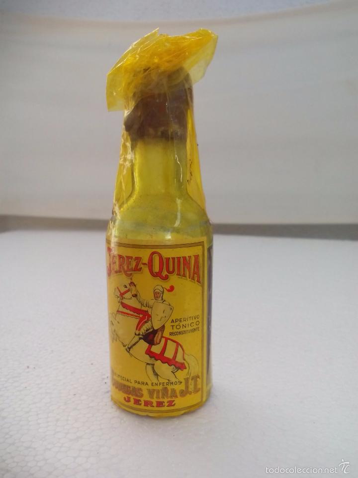 Coleccionismo de vinos y licores: Jerez Quina t&oacute;nico bodegas vi&ntilde;a J.T. MINI BOTELLA. BOTELLIN MINIATURA BOTELLITA. MINIBOTELLA.